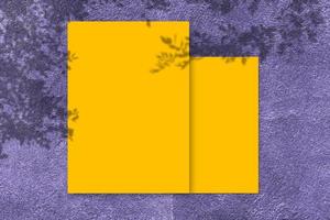 tömma gul fyrkant affisch attrapp med ljus skugga på lila betong vägg bakgrund. foto