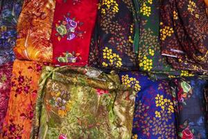 färgrik textil- tryckt tyger av kvinnors ha på sig bakgrund textur foto