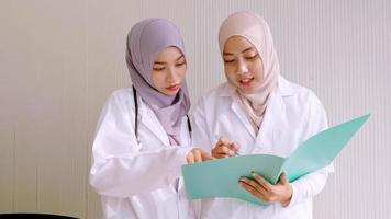 muslim kvinna läkare och medicinsk assistenter arbetssätt tillsammans på sjukhus rum. foto