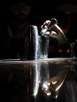 bartender blandar skön cocktail i en glas foto