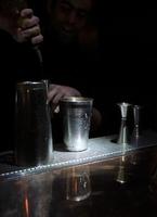 bartender blandning cocktail i en glas foto