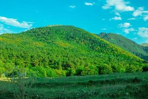 skön natur landskap och berg. blå himmel. armenien, lori provins foto