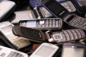 några gammal Begagnade föråldrad mobil telefoner från 90-2000-tal period. återvinning elektronik i de marknadsföra foto