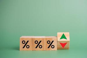 företag finansiera och bank investeringar ekonomi inflation med trä kub på skrivbord. foto