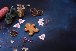 jul dekorationer och pepparkakor på en mörk betong tabell foto