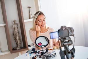ung skön blond kvinna professionell skönhet vlogger eller bloggare inspelning göra upp handledning till dela med sig på social media foto