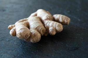 stänga upp av en ingefära rot med Balck bakgrund foto