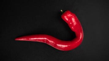 röd varm chili peppar på en mörk bakgrund foto