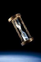 timglas, tidskoncept med en hög kontrastbild foto