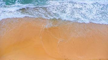 skön hav vågor och vit sand strand i de tropisk ö. mjuk vågor av blå hav på sandig strand bakgrund från topp se från drönare. begrepp av avslappning och resa på semester. foto