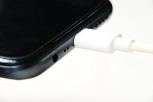 modern smart telefon laddning på trä- tabell foto