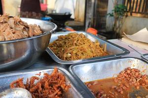 traditionell mat i en restaurang aka warteg eller warung tegal. traditionell kulinariska meny av Indonesien. indonesiska mat i en mat bås. gott kök av indonesien foto