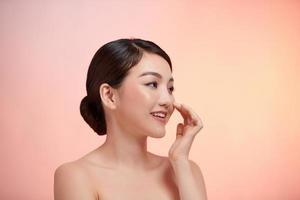 Lycklig skön ung asiatisk kvinna med rena färsk hud foto