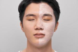 män hud vård mask på vit bakgrund foto