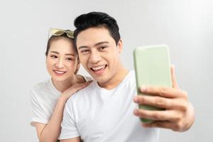 skön ung par framställning selfie på smartphone foto