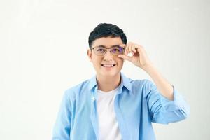 Lycklig ung asiatisk man leende bär glasögon, isolerat på vit bakgrund foto