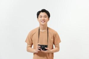Lycklig ung asiatisk hipster fotograf man i tillfällig mode använder sig av årgång kamera frihet livsstil resa begrepp foto