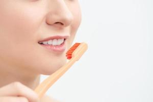 tandläkare och ortodontist begrepp. ung kvinna rengöring och pensling tänder använder sig av tandborste foto