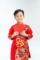 söt asiatisk pojke i traditionell vietnamese ao dai isolerat på vit bakgrund. lunar ny år begrepp foto