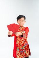 Lycklig lunar ny år. liten pojke som visar röd kuvert foto