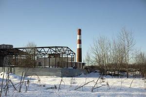 industriell typ. landskap med trumpet. industriell zon i vinter. foto