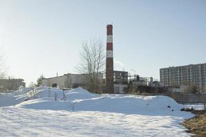 rör fabrik i stad. industriell landskap. växt i vinter. foto