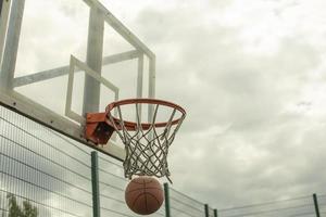 kasta boll in i korg. exakt träffa. basketboll. foto