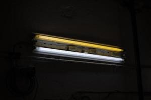 fluorescerande lampa i mörk. elektrisk ljus. foto