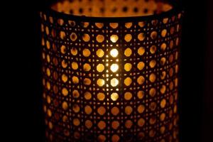 trä- lampa. lampskärm för glödande lampa. ljus i mörk. foto