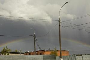 regnbåge i regnig himmel. himmelsk landskap i industriell område. foto