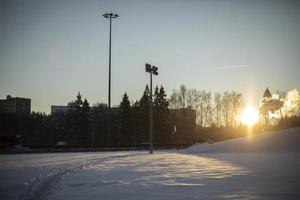 stadsbild i vinter. se av snöig fält. foto