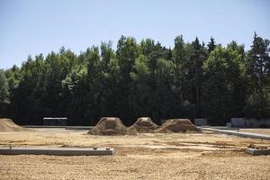 konstruktion av parkering. massor av sand. material för fundament hög. foto