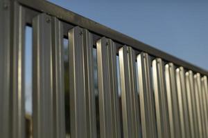 stål staket. staket är silver- i Färg. stål hinder. foto