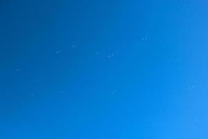 lugna blå himmel och flygande liten tvål bubblor. foto