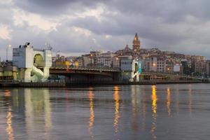 galata torn och galata bro foto