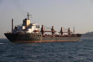 lastfartyg i havet foto