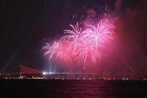 fyrverkerier över bosphorus sund, istanbul foto