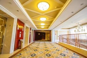 modernt hotellinredning och korridor foto