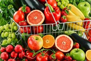 sammansättning med en mängd olika organiska grönsaker och frukter