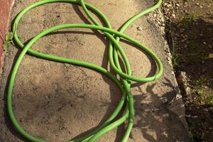 grön flexibel slang för vattning trädgård. vatten tillförsel. foto