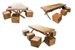 design av tabell och trä- stol isolera på skriva bakgrund. foto