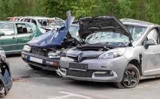 bruten bil efter en trafik olycka i de parkering massa av en reparera station. bil kropp skada verkstad utomhus. försäljning av försäkring bilar. olycka på de gata, bil efter en kollision i de stad. foto