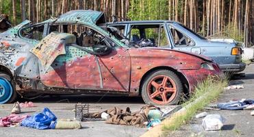 bruten bil efter en trafik olycka i de parkering massa av en reparera station. bil kropp skada verkstad utomhus. försäljning av försäkring bilar. olycka på de gata, bil efter en kollision i de stad. foto