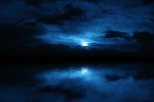 natt himmel och hav reflexion foto