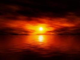 lugna röd solnedgång i hav foto