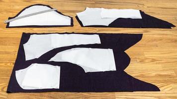 papper layouter av sömnad mönster av klänning på tabell foto