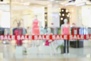 fashionabla boutique klädaffär fönsterdisplay i köpcentrum oskärpa oskärpa bakgrund foto