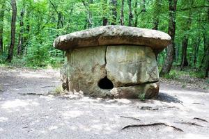 förhistorisk shapsugsky dolmen i shapsugskaya zon foto