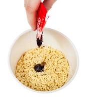 klämma curry sås i kopp med omedelbar spaghetti foto