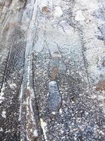 frysta fotspår på yta av isskorpa väg foto